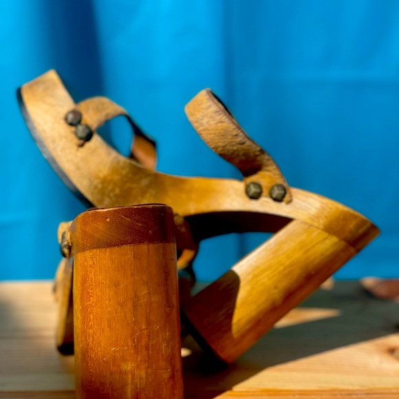 VINTAGE STEVE MADDEN WODDEN SANDALS SIZE. 6 - Picture 15 of 16